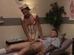 Сексуальная черная медсестра доминирует над пациентом