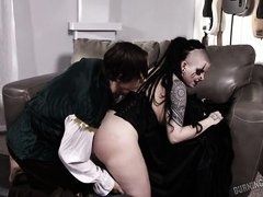 Похотливая готка жестко трахается с парнем подруги