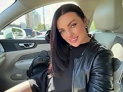 Красивая брюнетка делает глубокий минет в автомобиле