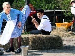 Молодой тракторист Derrick Ferrari трахнул в жопу старую доярку Tiffany Watson