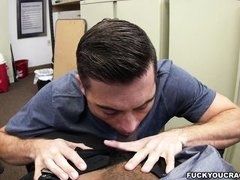 Белый парень сосет большой черный член босса от первого лица