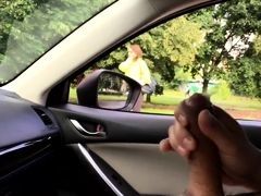 Чувак в машине остановился в кустах и дрочит на проходящих красоток