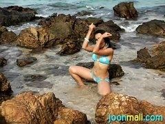 Трахнул горячую брюнетку на пляже