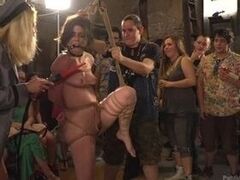 Покорные девушки связаны и трахнуты жестко на вечеринке